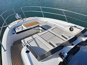 Image 0719: Jeanneau Leader 12.5 U-shaped bow